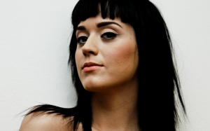 In 2008, Katy's hair was still black, shoulder lenght and messy, but a little thicker.