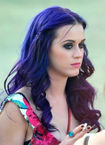 In april 2012, Katy's hair was really pretty again! It was longer and dark purple