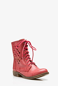 At Foverer 21's webshop we found these funny, cute red boots. They cost €35.90. 