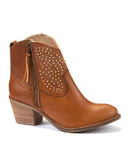 In New Look we saw these pretty boots with studs and they cost €79.99.